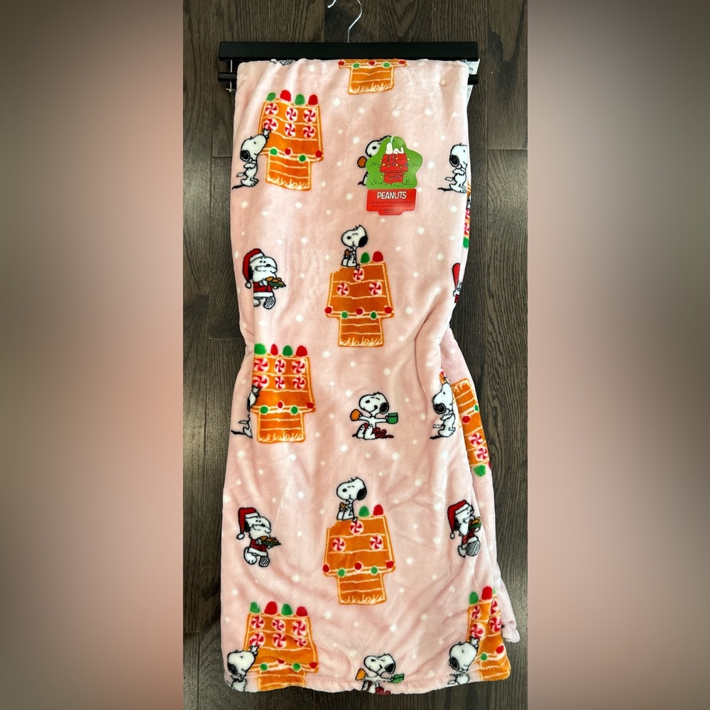 Peanuts Pink throw with Snoopy Design NWT